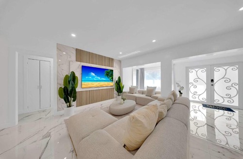 Biscayne Park House | Luxury Villa Alana Private Pool Movie Theatre