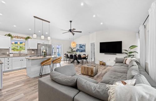 River District House | Luxury Villa Heated Pool, Putt-Putt & Bocce