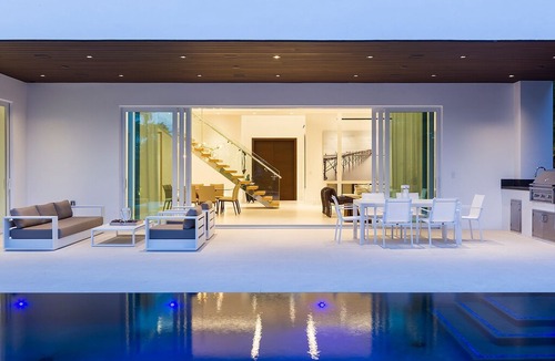 Surfside Villa | Luxury Villa with Pool&Jacuzzi, 8Bedrooms, BRAND NEW LISTING! Fits 16 Guest