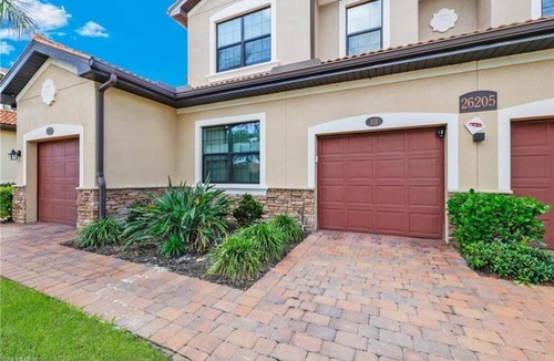 Paloma Condo | Luxury Waterfront home in Gated Community- Pool, Tennis & Near Beach, Dining
