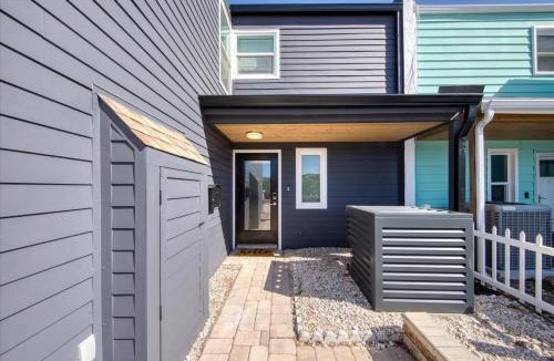 Bay Crest Park House | Luxury Waterfront Heated Pool & Dock Dander-Free
