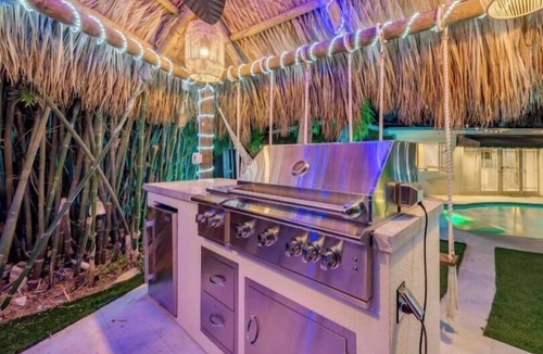 Victoria Park House | LVS Casa Floridita - 5 Bedroom/Heated Pool/Tiki/Outdoor Oasis