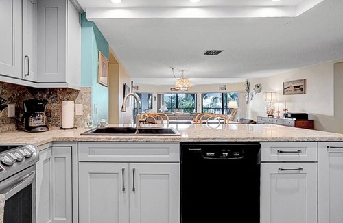 Marathon Condo | M18 - Spacious 3 bedroom, 2 bath Gulf side condo!