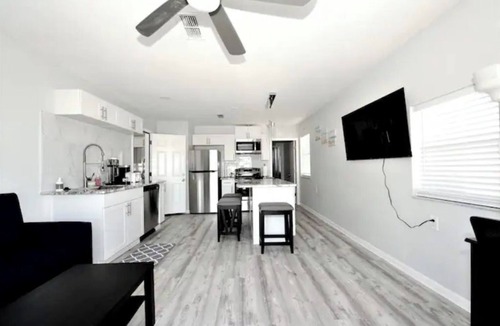 Madeira Beach Apartment | Madeira3 Waterfront & 2-3 minutes' Walktothe Beach