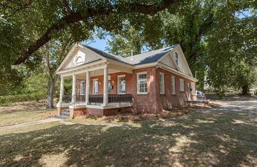 Montgomery House | Madion Retreat! Sleep up to 10 guest!