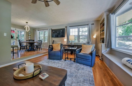 Northport House | Magnolia Lake House-family friendly, close to UofA, and gorgeous lake views!