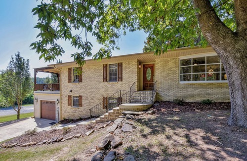 Northport House | Magnolia Lake House-family friendly, close to UofA, and gorgeous lake views!