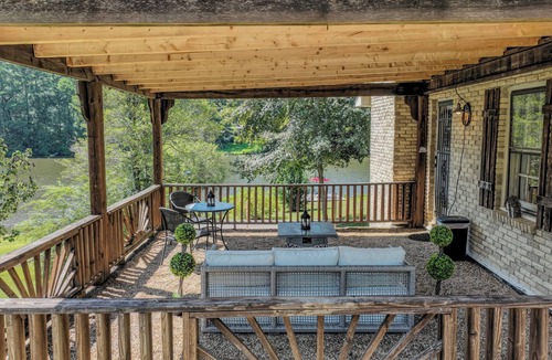 Northport House | Magnolia Lake House-family friendly, close to UofA, and gorgeous lake views!