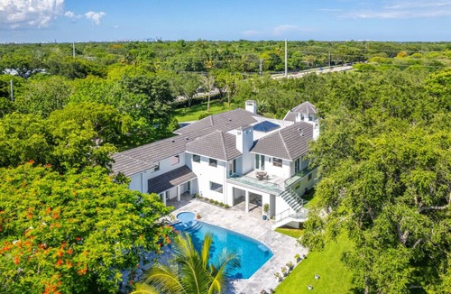 Palmetto Bay House | Maison – Luxe 9-Bed Estate with Pool & Court