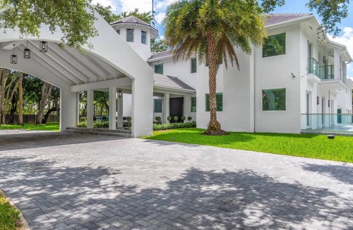 Palmetto Bay House | Maison – Luxe 9-Bed Estate with Pool & Court