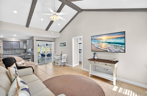 Eight Lakes House | Manatee Lake- Heated Pool & Spa with Kayaks, Paddle Boards, Games, Fun and SUN!