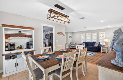 Eight Lakes House | Manatee Lake- Heated Pool & Spa with Kayaks, Paddle Boards, Games, Fun and SUN!