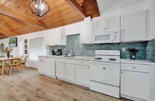 Sailboat Bend House | Mango Tropical Oasis 2BR House and Pool