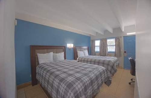 Merritt Island Hotel | Marble Shower & Double Bed w/2 Double Beds for Road Trippers Near Cocoa Beach