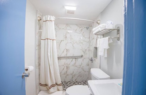 Merritt Island Hotel | Marble Shower & Double Bed w/2 Double Beds for Road Trippers Near Cocoa Beach