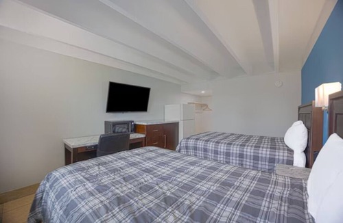 Merritt Island Hotel | Marble Shower & Double Bed w/2 Double Beds for Road Trippers Near Cocoa Beach