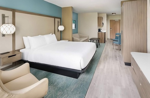 Marathon Hotel | Maximum Comfort! Outdoor Pool, Pets Are Welcome, Free Breakfast!