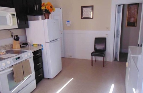 Anniston Apartment | MercyBungalow #2 with king sized bed and shower room