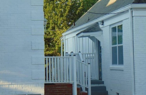 Anniston Apartment | MercyBungalow #2 with king sized bed and shower room