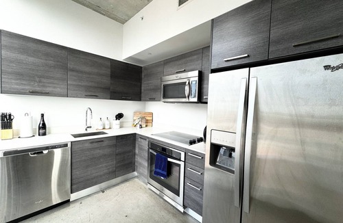 Downtown Miami Apartment | Miami Highrise with Rooftop Pool and Gym