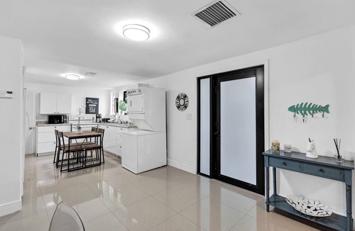 Buena Vista House | Miami home just 5 mins to Wynwood, Sleeps 8 + 4 Parking spots, pets welcome
