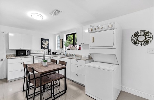Buena Vista House | Miami home just 5 mins to Wynwood, Sleeps 8 + 4 Parking spots, pets welcome