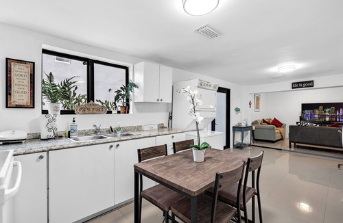 Buena Vista House | Miami home just 5 mins to Wynwood, Sleeps 8 + 4 Parking spots, pets welcome