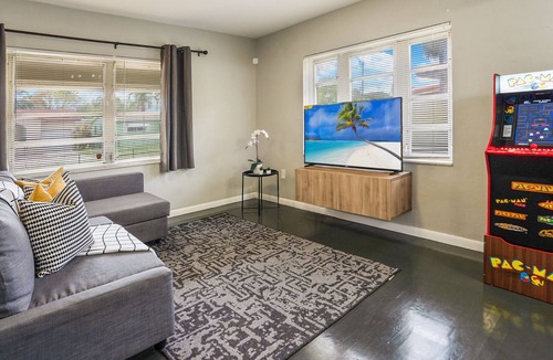 Liberty City Villa | Miami Luxe⭐️ close to Beach/Wynwood/Airport/Design District & Free gated Parking.