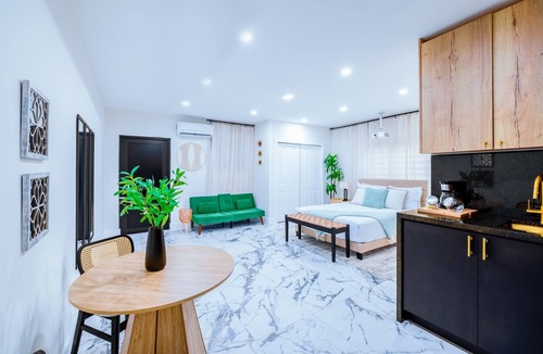 West Perrine House | Miami Retreat for 12 Salt Pool 120″Screen Suite