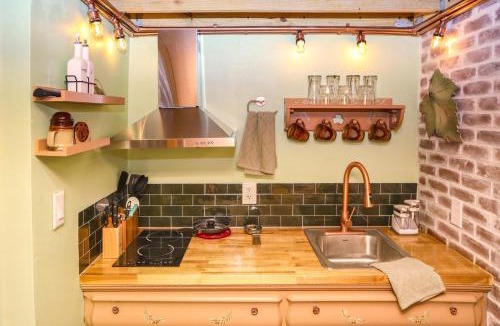 Hialeah Apartment | Miami Tiny Vintage Cottage