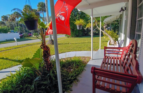 Titusville House | Mid Century Charm! KSC,Port Canaveral,Cocoa and Bio-Lume Kayak,Pet Friendly!