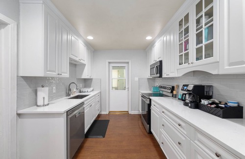 Gainesville House | Midcentury Marvel 5-bedroom pool house – walk to UF Stadium & Campus