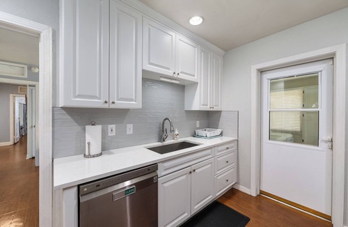 Gainesville House | Midcentury Marvel 5-bedroom pool house – walk to UF Stadium & Campus