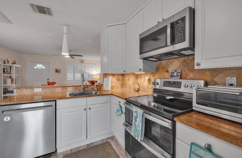 Rio House | Midcentury Modern, Pink Flamingo formerly Rio Retreat, close to pretty beaches!