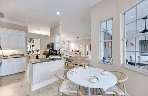 Naples Park Villa | Min 2 Beach Dining Pool 8 ppl Lux Family Villa