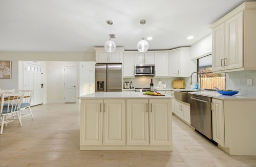 Lake Magdalene House | Mini Resort-Heated Pool-Spa-Game Room-Theater-Golf in Tampa