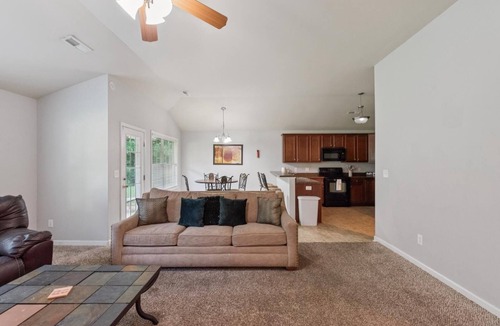 Harvest House | Mins to Crestwood Med Huntsville Hospital Fire Pit Peaceful Cul-de-Sac