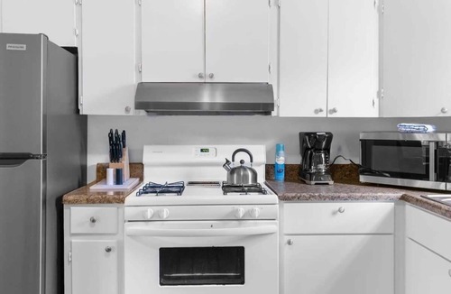 New Castle House | Mins to Hospital, Airport, & Dining- Rooms on Rose