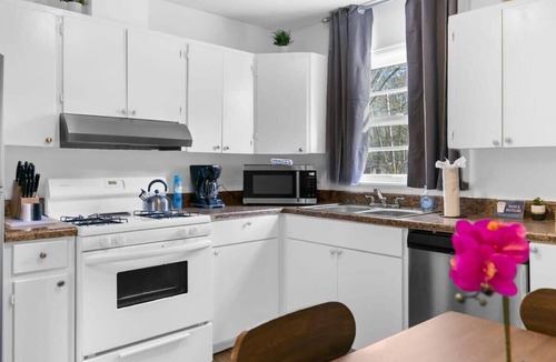 New Castle House | Mins to Hospital, Airport, & Dining- Rooms on Rose