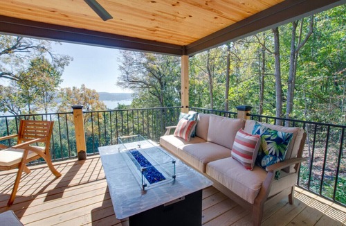 Groveoak Cabin | Moana-Themed Luxury Cabin with Lake Views, Hot Tub & Festive Decor