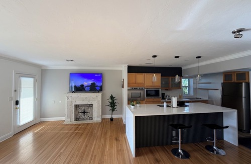 Lake Ridge House | Modern 2/2 Pool Home: 5 Min to Beach & Galleria – Pets Welcome!