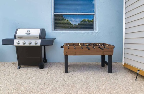 Riverside Park Apartment | Modern 2BR Stay w/Desk, Patio, BBQ + Free Parking