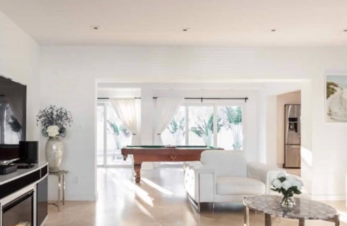 The Roads Villa | Modern 5BR Mansion Minutes Away from Miami Beach