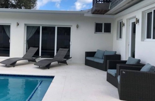 The Roads Villa | Modern 5BR Mansion Minutes Away from Miami Beach