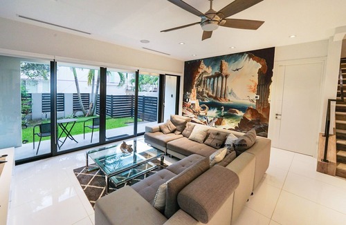 Colee Hammock House | Modern 5BR Townhome 5mins to the beach