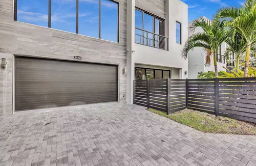 Colee Hammock House | Modern 5BR Townhome 5mins to the beach