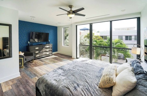 Colee Hammock House | Modern 5BR Townhome 5mins to the beach