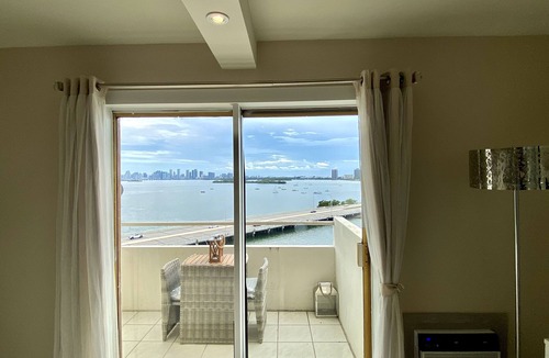 North Bay Village Apartment | Modern apartment with Miami Skyline view on the bay 5 min to beach free parking