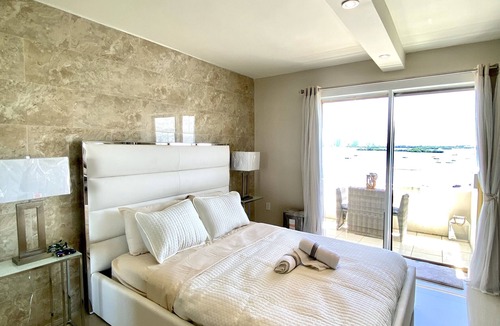 North Bay Village Apartment | Modern apartment with Miami Skyline view on the bay 5 min to beach free parking