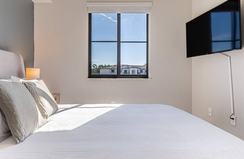 Three Oaks Apartment | Modern Apartment in Prime Location (ID7272X71)